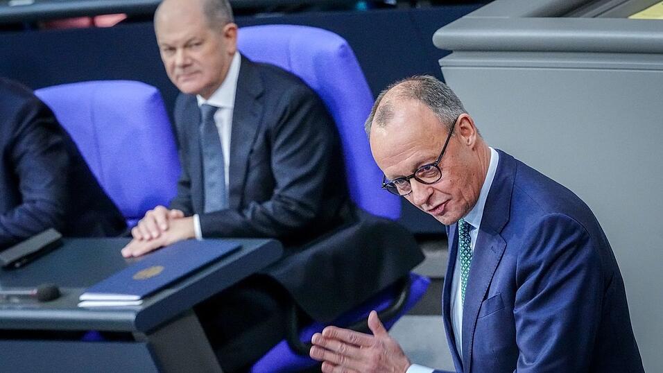 Friedrich Merz (r), Unions-Kanzlerkandidat und CDU-Bundesvorsitzender, spricht im Bundestag «zur Situation in Deutschland» neben Bundeskanzler Olaf Scholz (SPD). Friedrich Merz (r), Unions-Kanzlerkandidat und CDU-Bundesvorsitzender, spricht im Bundestag «zur Situation in Deutschland» neben Bundeskanzler Olaf Scholz (SPD).