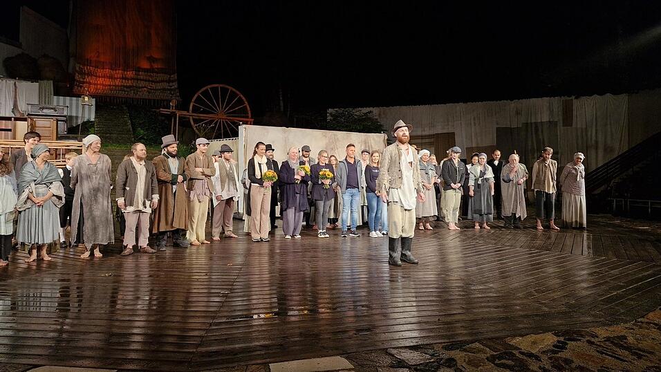 Spielersprecher Markus Kilger bedankte sich nach der Premiere beim Publikum, das trotz Dauerregens durchgehalten hat. Spielersprecher Markus Kilger bedankte sich nach der Premiere beim Publikum, das trotz Dauerregens durchgehalten hat.