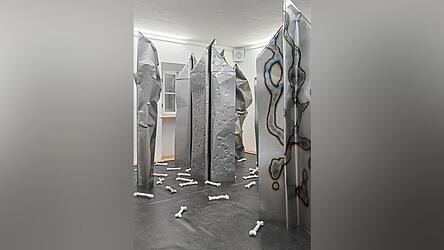 Imposant der Raum mit der Metallflieger-Armada und den Keramikknochen.