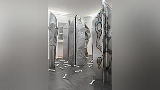 Imposant der Raum mit der Metallflieger-Armada und den Keramikknochen.