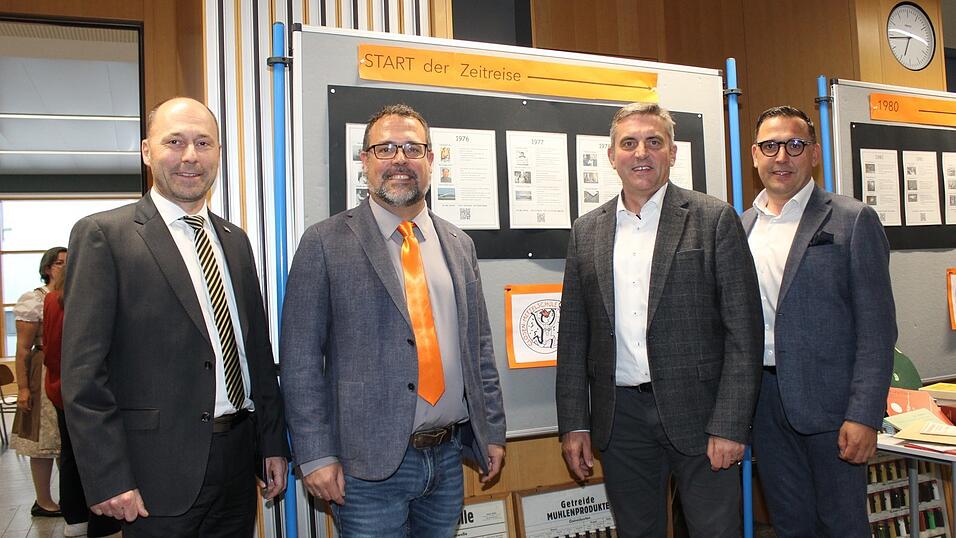 Die Redner des Festaktes Lehrer J&uuml;rgen St&uuml;mpfl (v. l.), Rektor Marco Ketter, Landrat Martin Koppmann und B&uuml;rgermeister Christoph Brunner zeigten sich auch &uuml;ber die gelungene Ausstellung zu 50 Jahre Closen-Mittelschule im Musiksaal sehr erfreut.