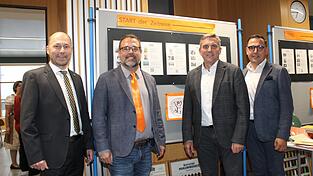 Die Redner des Festaktes Lehrer J&uuml;rgen St&uuml;mpfl (v. l.), Rektor Marco Ketter, Landrat Martin Koppmann und B&uuml;rgermeister Christoph Brunner zeigten sich auch &uuml;ber die gelungene Ausstellung zu 50 Jahre Closen-Mittelschule im Musiksaal sehr erfreut.