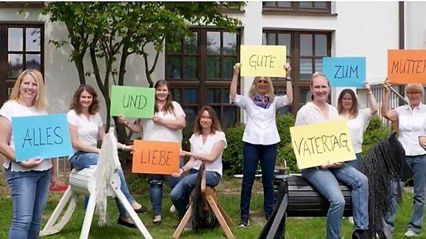 Alles Liebe und Gute zum Mutter- und Vatertag: Das Team des Kindergartens St. Vitus überraschte die Eltern mit einem Musikvideo. Alles Liebe und Gute zum Mutter- und Vatertag: Das Team des Kindergartens St. Vitus überraschte die Eltern mit einem Musikvideo.