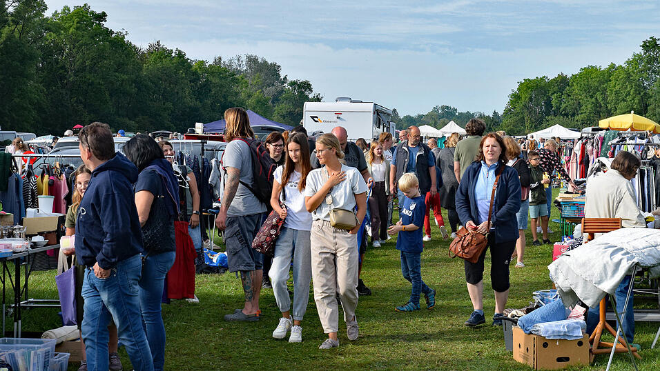 Der Flohmarkt auf der Kippe am Sonntag machte seinem Namen alle Ehre als einer der gr&ouml;&szlig;ten in Bayern.