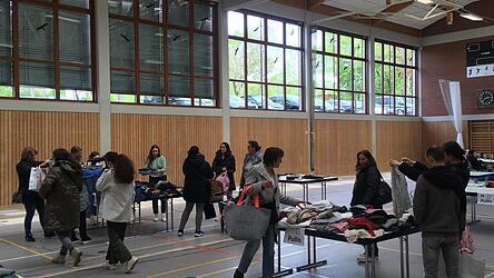 &Uuml;ber 80 Besucher kamen in der ersten Stunde der Kleidertauschparty.