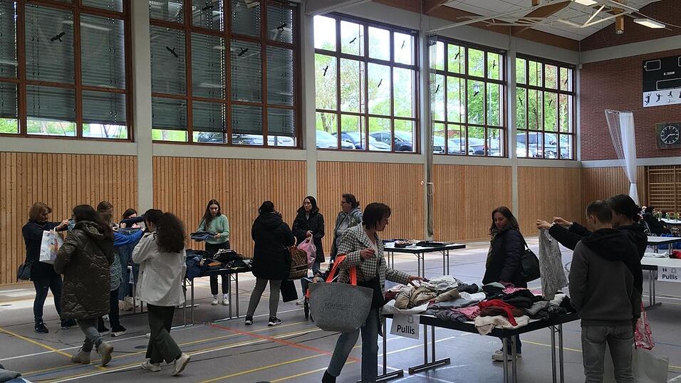 &Uuml;ber 80 Besucher kamen in der ersten Stunde der Kleidertauschparty.