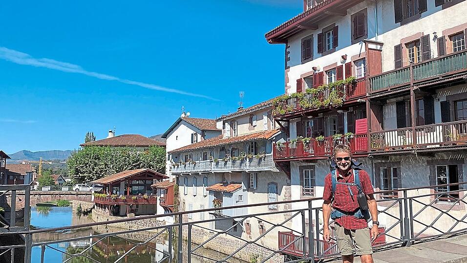 Nach einem 2 000 Kilometer langen Pilgerweg an 87 Tagen und in neun Etappen über mehr acht Jahre hat Helmut Ginzinger Saint-Jean-Pied-de-Port erreicht. Nach einem 2 000 Kilometer langen Pilgerweg an 87 Tagen und in neun Etappen über mehr acht Jahre hat Helmut Ginzinger Saint-Jean-Pied-de-Port erreicht.