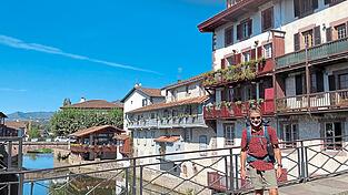 Nach einem 2 000 Kilometer langen Pilgerweg an 87 Tagen und in neun Etappen über mehr acht Jahre hat Helmut Ginzinger Saint-Jean-Pied-de-Port erreicht. Nach einem 2 000 Kilometer langen Pilgerweg an 87 Tagen und in neun Etappen über mehr acht Jahre hat Helmut Ginzinger Saint-Jean-Pied-de-Port erreicht.