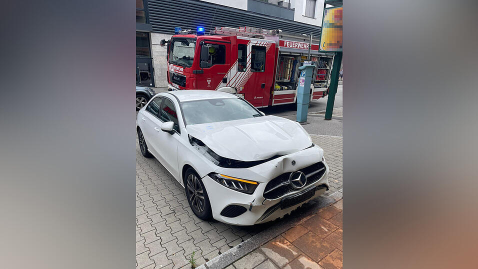 Das Auto kam in der Scheibe eines Geschäfts zum stehen.