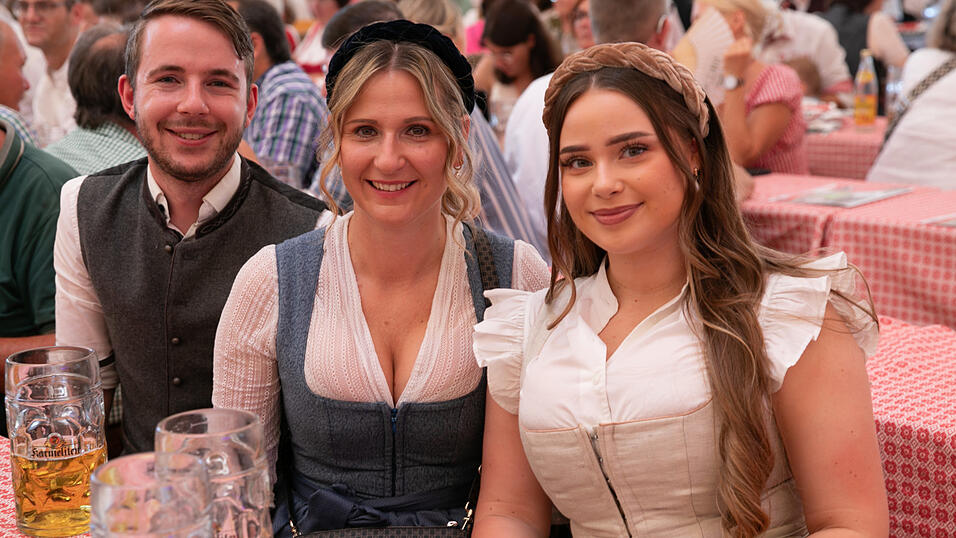 Die Partybilder vom Dienstag, 12. August, aus dem Festzelt Greindl. Die Partybilder vom Dienstag, 12. August, aus dem Festzelt Greindl.
