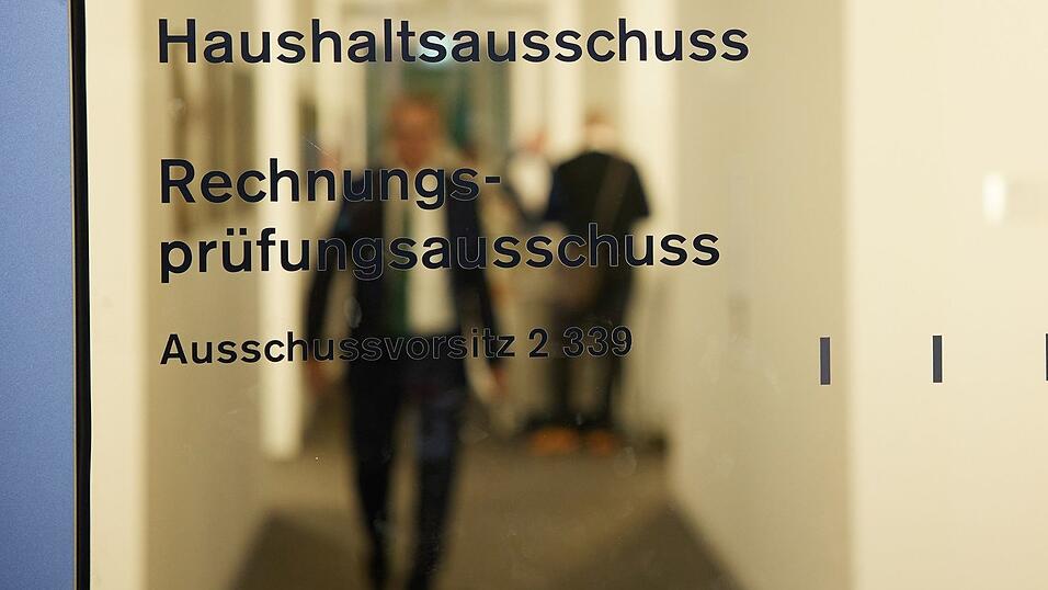Der Bundesetat für 2025 steht: Der Haushaltsausschuss des Bundestags hat seine Bereinigungssitzung abgeschlossen. Mitte September wird er im Parlament verabschiedet. Der Bundesetat für 2025 steht: Der Haushaltsausschuss des Bundestags hat seine Bereinigungssitzung abgeschlossen. Mitte September wird er im Parlament verabschiedet.