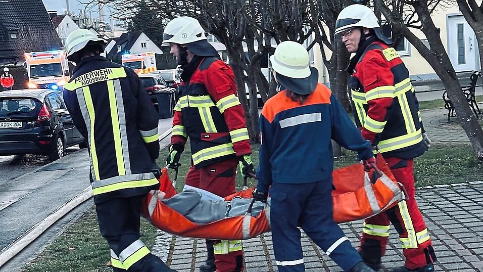 Die Feuerwehr musste bei der &Uuml;bung eine Person aus dem Keller retten. Vor Ort war auch eine gr&ouml;&szlig;ere Anzahl an BRK-Kr&auml;ften im Einsatz.
