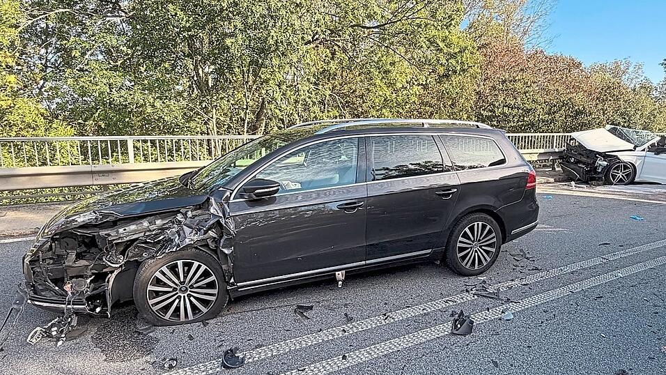 Ein schwerer Unfall ereignete sich auf der B15. Ein schwerer Unfall ereignete sich auf der B15.