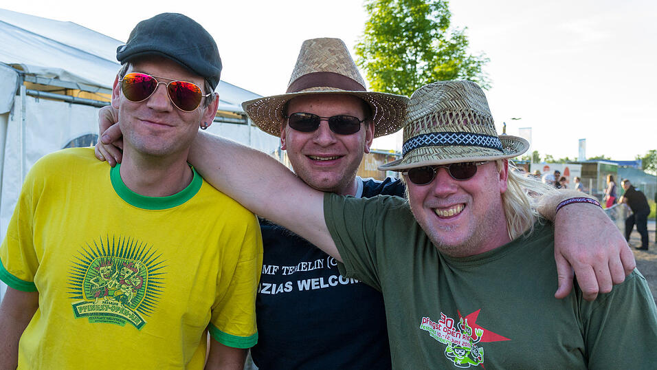 Ein Streifzug durch das Campinggelände: Trotz heißer Temperaturen sind die Festivalbesucher bestens gelaunt. (Foto: Susanne Raith) Ein Streifzug durch das Campinggelände: Trotz heißer Temperaturen sind die Festivalbesucher bestens gelaunt. (Foto: Susanne Raith)