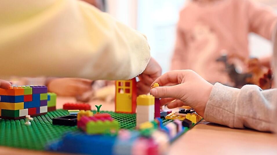 Um die Vereinbarkeit von Familie und Mandat zu erhöhen, beantragt die Ausschussgemeinschaft SPD/Die Linke/Mut, ein Kinderbetreuungsangebot für aktuelle und zukünftige Stadtrats- und Ausschussmitglieder einzurichten. Die Teilnahme für Eltern an Sitzungen soll somit erleichtert und Hürden für ein ehrenamtliches Engagement ausgeräumt werden. Um die Vereinbarkeit von Familie und Mandat zu erhöhen, beantragt die Ausschussgemeinschaft SPD/Die Linke/Mut, ein Kinderbetreuungsangebot für aktuelle und zukünftige Stadtrats- und Ausschussmitglieder einzurichten. Die Teilnahme für Eltern an Sitzungen soll somit erleichtert und Hürden für ein ehrenamtliches Engagement ausgeräumt werden.