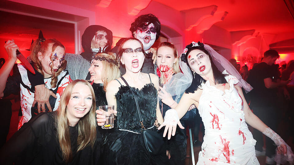 Schaurige Gesichter, viel Spaß: Im Bernlochner tanzten am 31. Oktober Geister, Hexen und viele andere gruselige Gestalten um die Wette. Schaurige Gesichter, viel Spaß: Im Bernlochner tanzten am 31. Oktober Geister, Hexen und viele andere gruselige Gestalten um die Wette.