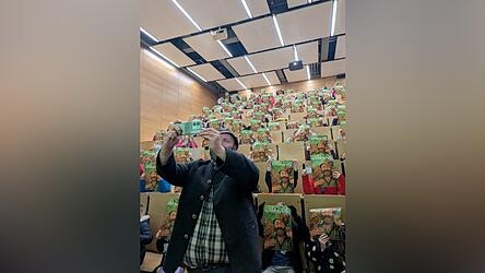 Gro&szlig;er Andrang bei der Straubinger Kinder Uni: Woid Woife&nbsp;begeisterte im voll besetzten TUM-H&ouml;rsaal mit Geschichten aus dem Bayerischen Wald, spannenden Tierfakten und seiner besonderen N&auml;he zur Natur - ein Biologieunterricht zum Anfassen f&uuml;r Kinder aller Jahrgangsstufen.