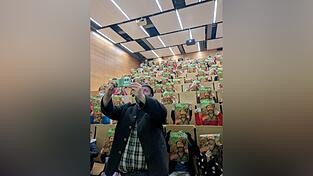 Großer Andrang bei der Straubinger Kinder Uni: Woid Woife begeisterte im voll besetzten TUM-Hörsaal mit Geschichten aus dem Bayerischen Wald, spannenden Tierfakten und seiner besonderen Nähe zur Natur - ein Biologieunterricht zum Anfassen für Kinder aller Jahrgangsstufen.