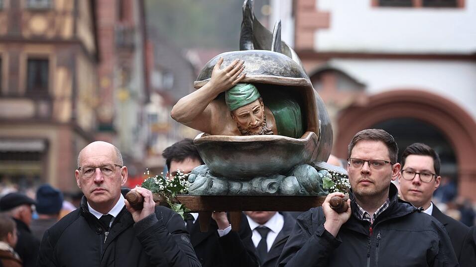 Handwerksz&uuml;nfte ziehen mit Figuren, die religi&ouml;se Szenen darstellen, durch die Stadt.