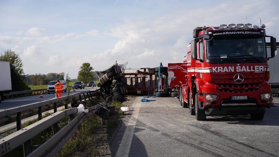 Die geladenen Eisensp&auml;ne verteilten sich quer &uuml;ber die A3, bei der Reinigung half das THW.