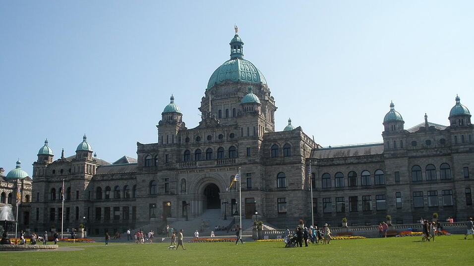 Das Parlamentsgebäude direkt am Inner Habor, dem Hafen in Victoria.