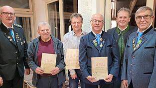 Langjährige Treue wurde gewürdigt. Langjährige Treue wurde gewürdigt.