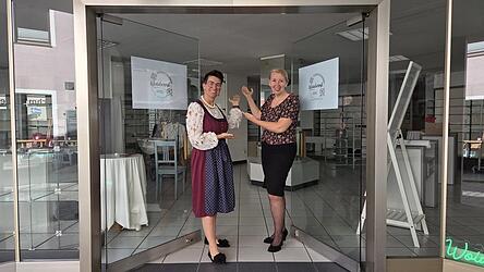 Die T&uuml;ren des Gesch&auml;fts in der Herrenstra&szlig;e 4 stehen Kunden bald wieder offen: Steffi Tr&auml;ger (l.) und Carola H&ouml;cherl-Neubauer wollen dort unter anderem &bdquo;Trachtengwand aus zweiter Hand&ldquo; anbieten.