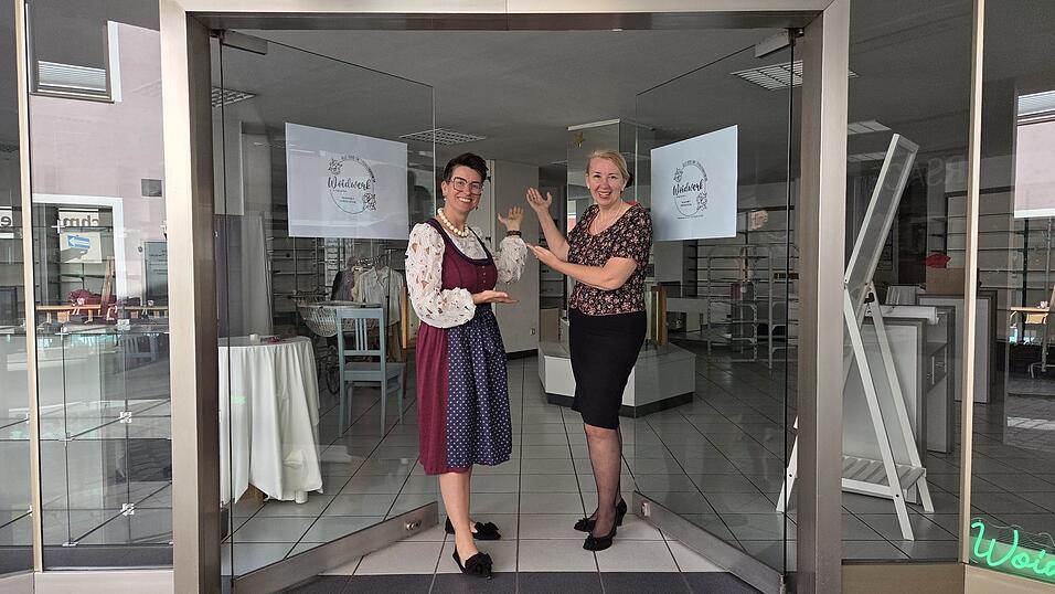 Die Türen des Geschäfts in der Herrenstraße 4 stehen Kunden bald wieder offen: Steffi Träger (l.) und Carola Höcherl-Neubauer wollen dort unter anderem „Trachtengwand aus zweiter Hand“ anbieten. Die Türen des Geschäfts in der Herrenstraße 4 stehen Kunden bald wieder offen: Steffi Träger (l.) und Carola Höcherl-Neubauer wollen dort unter anderem „Trachtengwand aus zweiter Hand“ anbieten.