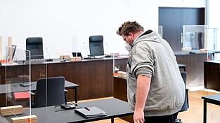 Youtuber 'Drachenlord' nimmt im Verhandlungssaal Platz. Youtuber 'Drachenlord' nimmt im Verhandlungssaal Platz.