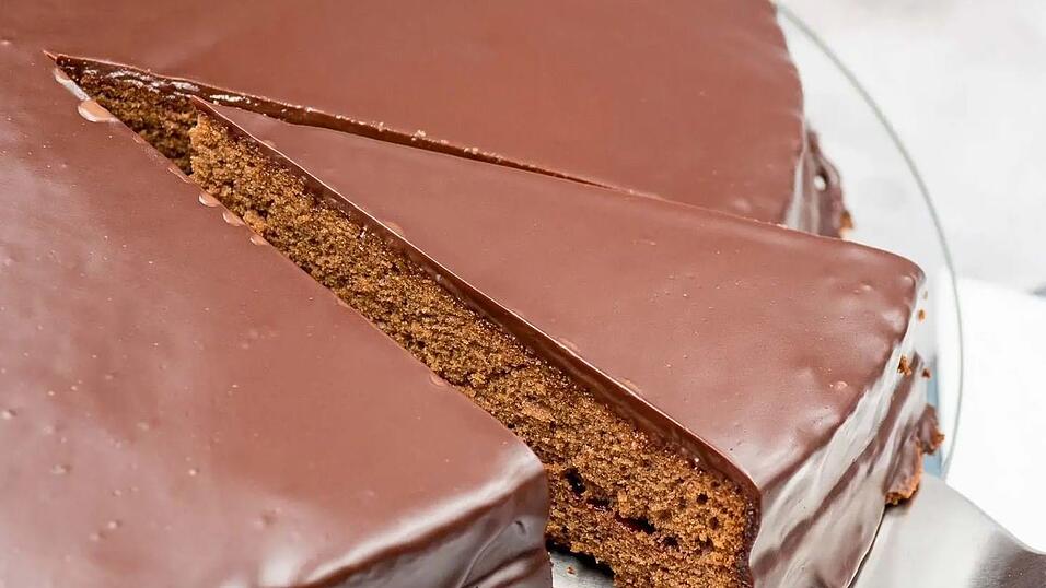 Und so sieht sie aus - die köstliche Schokotorte. Eine Sachertorte nach Original Wiener Rezept. Und so sieht sie aus - die köstliche Schokotorte. Eine Sachertorte nach Original Wiener Rezept.