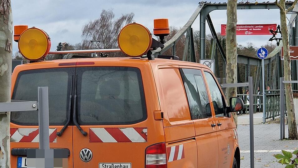 Ein Auto des Staatlichen Bauamts steht vor der Isarbrücke. Noch ist nicht entschieden, wie lange die Brücke gesperrt werden soll und für wen. Ein Auto des Staatlichen Bauamts steht vor der Isarbrücke. Noch ist nicht entschieden, wie lange die Brücke gesperrt werden soll und für wen.
