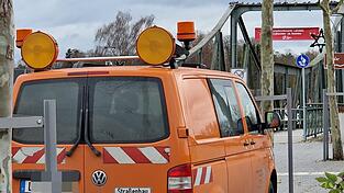 Ein Auto des Staatlichen Bauamts steht vor der Isarbrücke. Noch ist nicht entschieden, wie lange die Brücke gesperrt werden soll und für wen. Ein Auto des Staatlichen Bauamts steht vor der Isarbrücke. Noch ist nicht entschieden, wie lange die Brücke gesperrt werden soll und für wen.