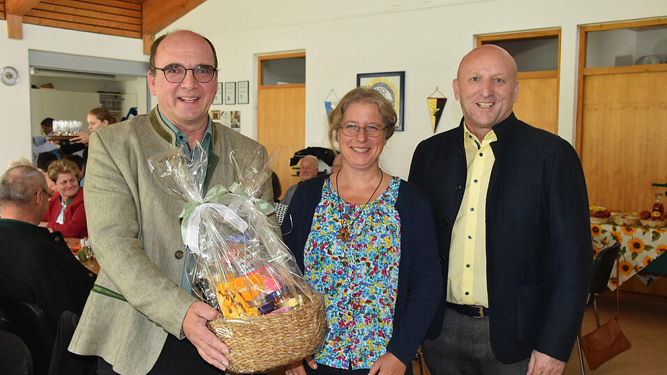 Vorsitzende Hannelore Zech mit den Grußwortrednern Martin Huber (l.) und Franz Aster