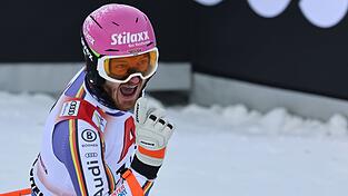 Linus Stra&szlig;er jubelt &uuml;ber Platz drei im Slalom von Kitzb&uuml;hel.
