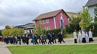 Der liturgische Dienst begleitet die zahlreichen Pilger zur Wallfahrtskirche „Mariä Geburt“.