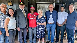 Sohn Josef (v.l.) mit Schwiegertochter Simone Paul, Josef Brunner, Thomas mit Jubilarin Elfriede Paul, B&uuml;rgermeister Martin Hiergeist, Pfarrvikar Arul und Konrad Eiblmeier bei der Feier.