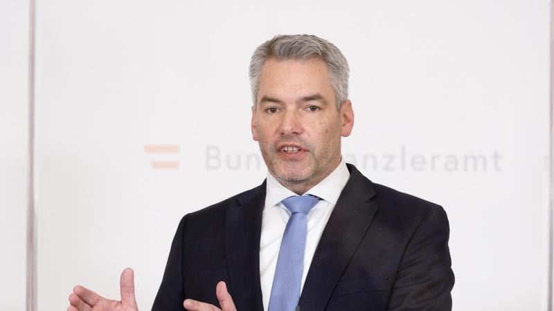 Auch wenn fast alle Maßnahmen wegfallen - Kanzler Karl Nehammer warnt: 'Wir haben die Pandemie noch nicht überwunden.'. Auch wenn fast alle Maßnahmen wegfallen - Kanzler Karl Nehammer warnt: 'Wir haben die Pandemie noch nicht überwunden.'.