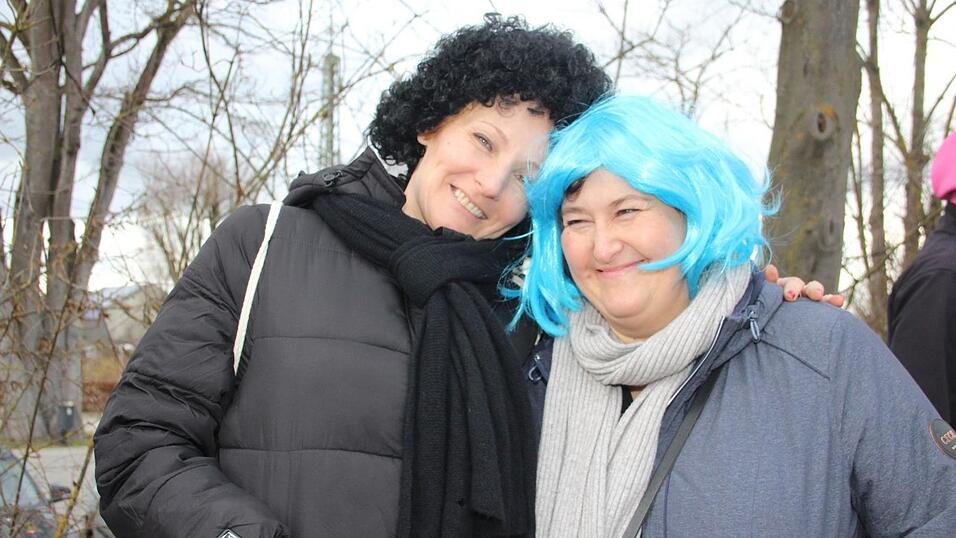 Viele Faschings-Fans haben sich am Samstag den Umzug in Langenbach angesehen. Viele Faschings-Fans haben sich am Samstag den Umzug in Langenbach angesehen.