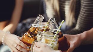 Zu einer guten Party gehört auch heute für viele Jugendliche Alkohol dazu.