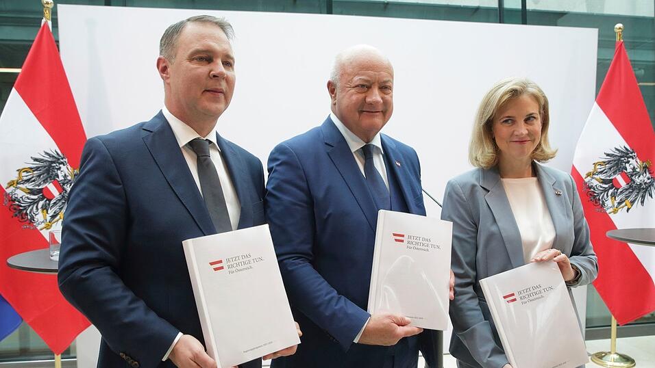 Die neue Dreier-Koalition in Österreich hat ein 200-seitiges Arbeitsprogramm vorgelegt. Die neue Dreier-Koalition in Österreich hat ein 200-seitiges Arbeitsprogramm vorgelegt.