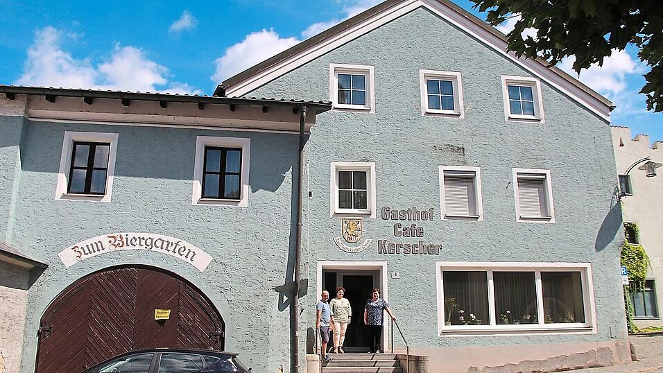 Das Gasthaus Kerscher gehört nun offiziell der Stadt. Rechts Christl Schuhbauer, die nach wie vor darin wohnen wird, in der Mitte Bürgermeisterin Alexandra Riedl mit Winfried Maier vom Bauamt. Das Gasthaus Kerscher gehört nun offiziell der Stadt. Rechts Christl Schuhbauer, die nach wie vor darin wohnen wird, in der Mitte Bürgermeisterin Alexandra Riedl mit Winfried Maier vom Bauamt.