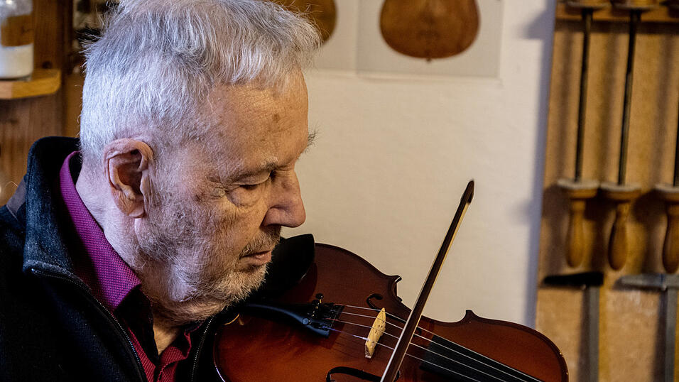 Er war bei der Gründung des 'Collegium musicum' dabei und unterstützte auch immer wieder den Kammerchor. Er war bei der Gründung des 'Collegium musicum' dabei und unterstützte auch immer wieder den Kammerchor.