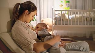 Stillen ist ein natürlicher Vorgang. Manchmal brauchen Mamis aber moralische Unterstützung. Stillen ist ein natürlicher Vorgang. Manchmal brauchen Mamis aber moralische Unterstützung.