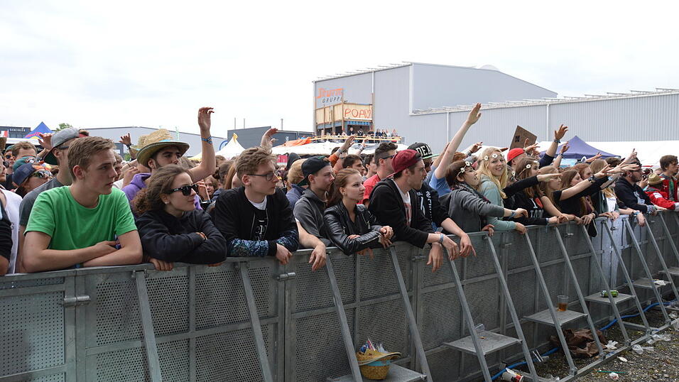 Das war am zweiten Tag des Pfings-Open-Airs in Salching auf dem Festivalgelände los. (Fotos: Florian Wende) Das war am zweiten Tag des Pfings-Open-Airs in Salching auf dem Festivalgelände los. (Fotos: Florian Wende)