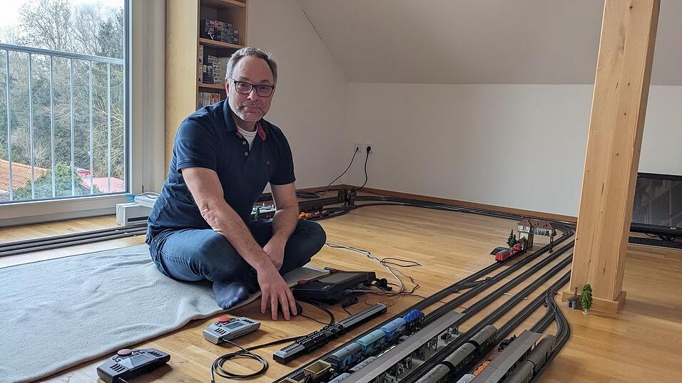 Wenn Familie, Beruf und Kommunalpolitik es zulassen, zieht sich Gunnar Marcus gerne mal bei sich daheim unters Dach zur&uuml;ck zu seiner Modelleisenbahn.