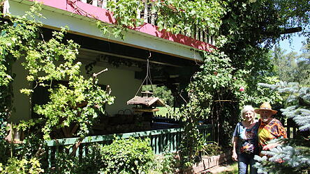 Hans Wenzel und seine Frau Traudl im Garten ihres alten Forsthauses.