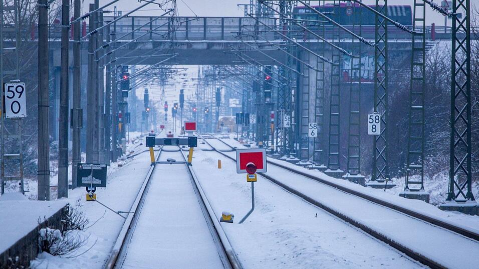 Wegen tief gefrorenen Bodens kommt es zu wochenlangen Verz&ouml;gerungen bei der Sanierung der Strecke Hamburg-Berlin. (Archivbild)