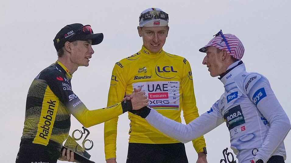 Standen im letzten Jahr auf dem Podium: Vingegaard (l), Lipowitz (r) und Sieger Pogacar. (Archivbild)