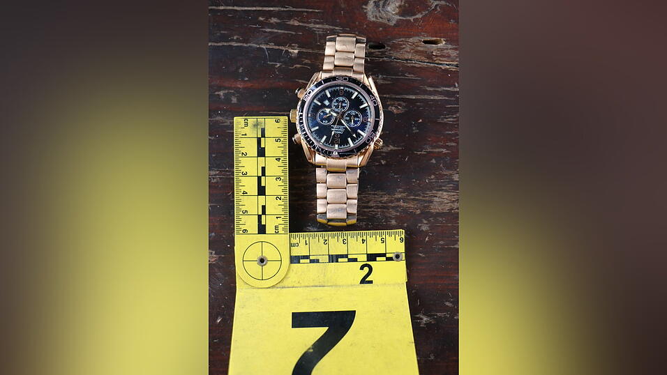 Bei den Durchsuchungen wurde auch eine Omega Seamaster Uhr sichergestellt.