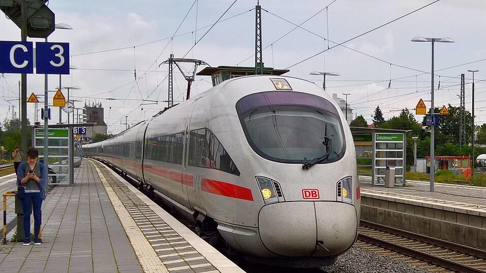 An Straubings Bahnhof hält der ICE von Wien beziehungsweise Passau kommend auf der Durchfahrt. Damit soll laut Bahn mit dem Winterfahrplan Schluss sein. Ein- und Ausstieg ist dann in Plattling.